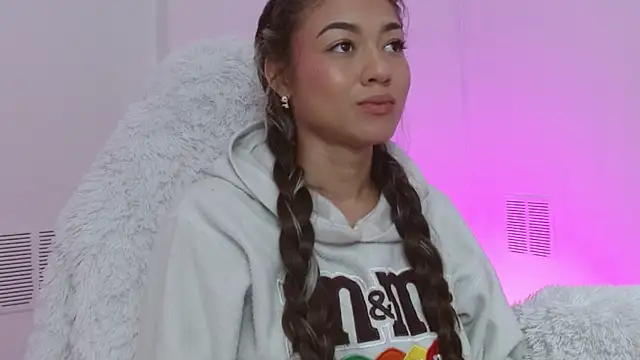 Snapshot of hantonella_ chatting on 11/06/25, 01:26 hantonella online show from 11/06/25, 01:26