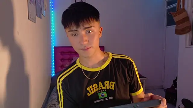 Snapshot of santi-fabulous chatting on 12/18/25, 03:11 santi-fabulous online show from 12/18/25, 03:11