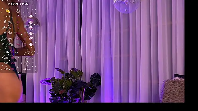 Snapshot of CynthiaWest chatting on 09/29/25, 03:13 CynthiaWest online show from 09/29/25, 03:13