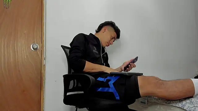 andrew rose  online show from 03/06/26, 05:24