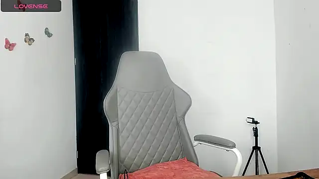 Snapshot of Nala_j8 chatting on 11/04/25, 01:37 Nala j8 online show from 11/04/25, 01:37