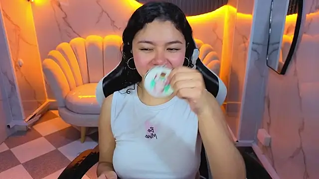 Snapshot of victoria_castillo_b chatting on 02/03/26, 07:52 victoria castillo b online show from 02/03/26, 07:52