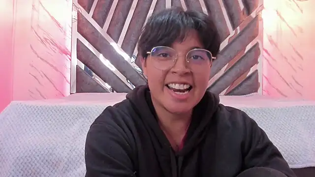 Snapshot of Emmapark_ chatting on 02/15/25, 01:10 Emmapark online show from 02/15/25, 01:10