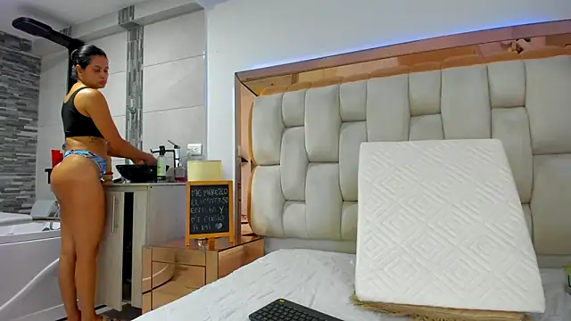 emilyparkerr01 online show from 10/16/25, 10:29