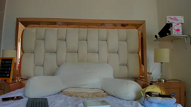 emilyparkerr01 online show from 03/11/25, 03:23