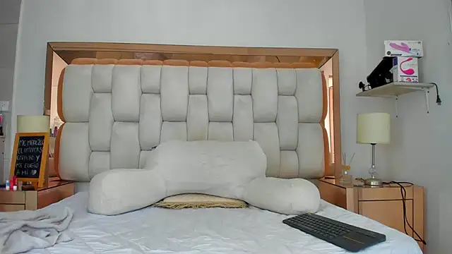 emilyparkerr01 online show from 03/13/25, 04:12