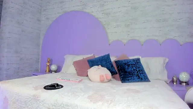 Giaa Ross online show from 11/18/25, 08:01