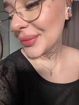 Snapshot of fuckdoll_18 chatting on 03/05/25, 12:22 fuckdoll 18 online show from 03/05/25, 12:22