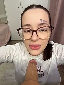 Snapshot of fuckdoll_18 chatting on 12/17/25, 08:19 fuckdoll 18 online show from 12/17/25, 08:19