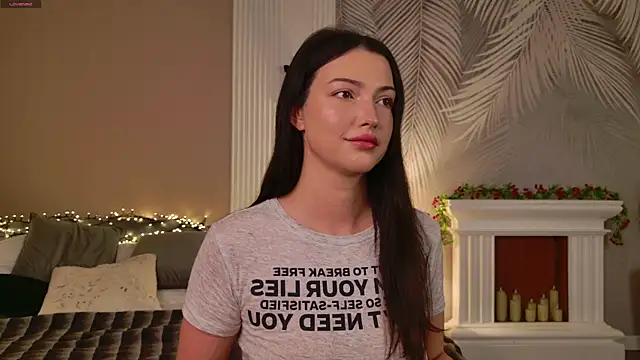 Snapshot of Miley_Smile chatting on 12/21/25, 05:31 Miley Smile online show from 12/21/25, 05:31