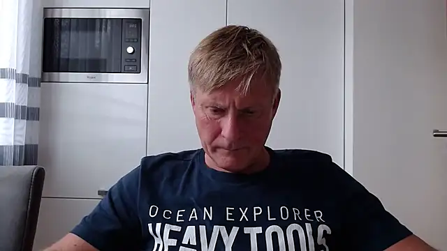 johnnym1 online show from 10/01/25, 02:43