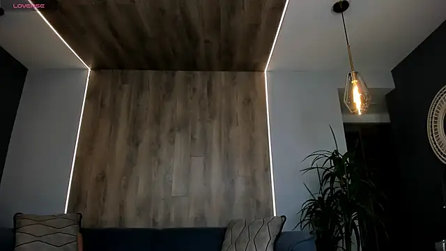 Snapshot of RoxanneHill_ chatting on 06/29/26, 12:05 RoxanneHill online show from 06/29/26, 12:05