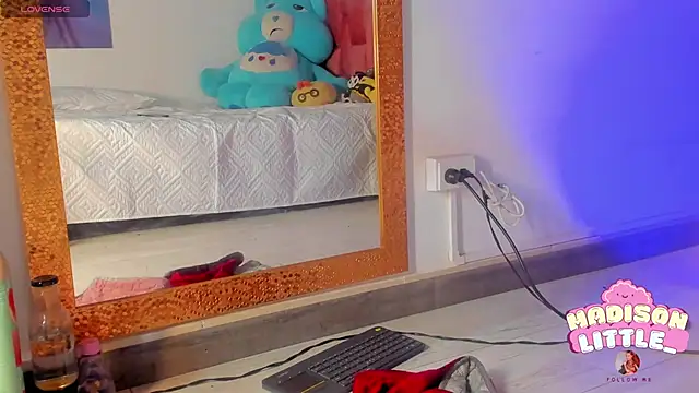 Snapshot of madison_little_ chatting on 03/19/25, 05:50 madison little  online show from 03/19/25, 05:50