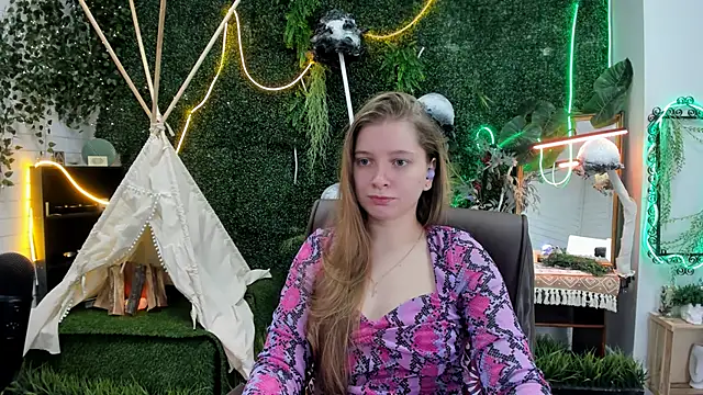 Snapshot of MayaSinabon chatting on 09/29/25, 05:14 MayaSinabon online show from 09/29/25, 05:14