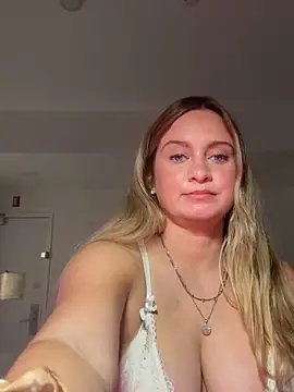 Snapshot of Sophie_Raegan chatting on 03/05/26, 06:48 Sophie Raegan online show from 03/05/26, 06:48