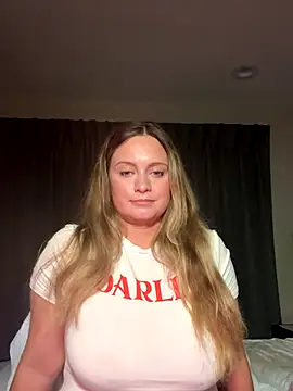 Sophie Raegan online show from 12/17/25, 12:21