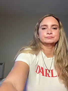 Snapshot of Sophie_Raegan chatting on 04/16/26, 02:18 Sophie Raegan online show from 04/16/26, 02:18