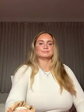 Snapshot of Sophie_Raegan chatting on 04/08/26, 04:47 Sophie Raegan online show from 04/08/26, 04:47