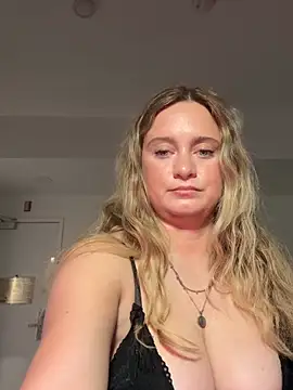 Snapshot of Sophie_Raegan chatting on 03/15/26, 07:10 Sophie Raegan online show from 03/15/26, 07:10