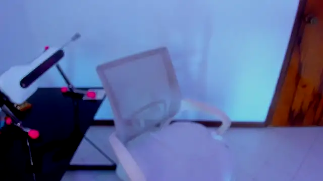 sofialove   online show from 04/23/26, 12:50