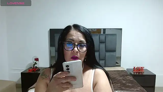 Snapshot of lindaesmeralda chatting on 07/11/26, 11:21 lindaesmeralda online show from 07/11/26, 11:21