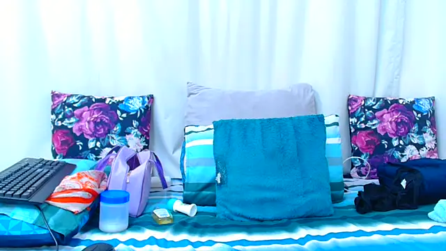 Snapshot of HotSmallTits chatting on 11/24/25, 03:45 HotSmallTits online show from 11/24/25, 03:45