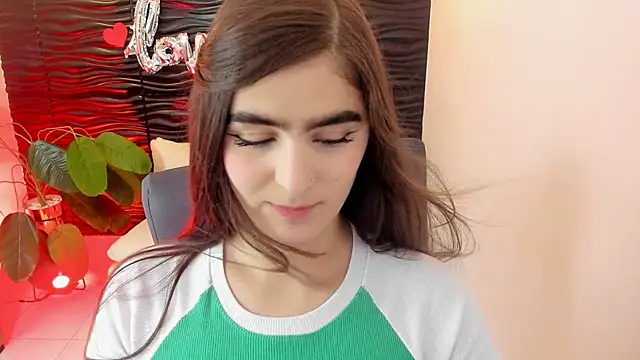 Snapshot of sofia_44 chatting on 09/12/25, 01:00 sofia 44 online show from 09/12/25, 01:00