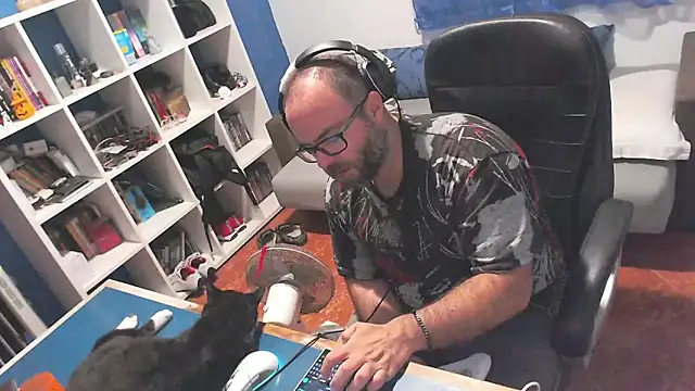 ravingr4d4 online show from 10/06/25, 09:37