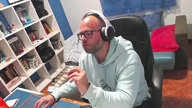 ravingr4d4 online show from 04/13/26, 09:52