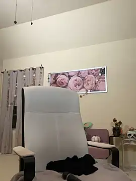 Snapshot of RoxxyDallas chatting on 12/07/24, 05:43 RoxxyDallas online show from 12/07/24, 05:43