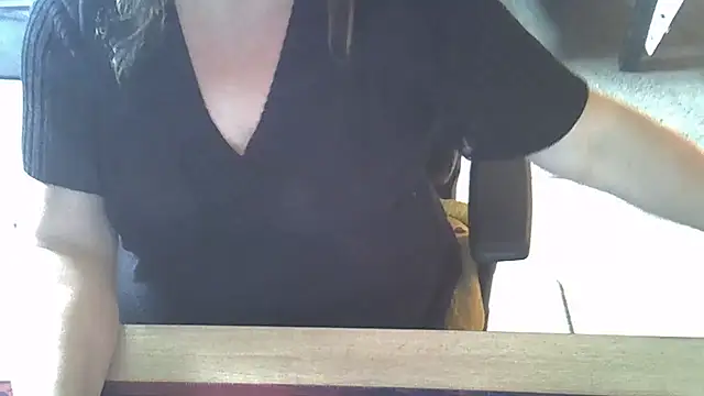 Snapshot of Silvia2277 chatting on 10/18/25, 11:23 Silvia2277 online show from 10/18/25, 11:23