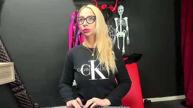 CelineConner online show from 11/10/25, 05:12