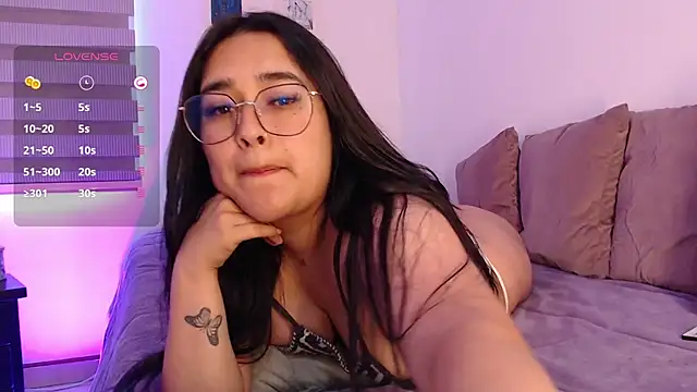 Snapshot of Megan_FE chatting on 10/18/25, 01:35 Megan FE online show from 10/18/25, 01:35