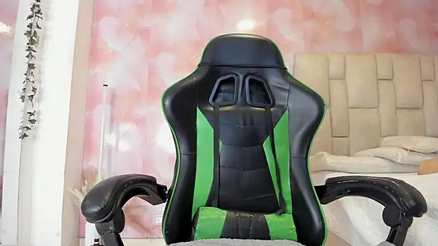 emily lean  online show from 11/26/25, 02:11