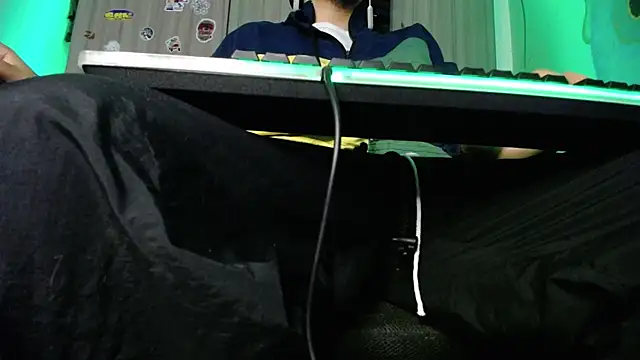 Snapshot of zacwatson_ chatting on 02/12/25, 10:14 zacwatson online show from 02/12/25, 10:14
