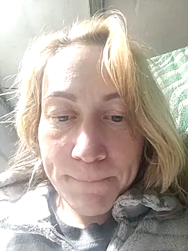 wLESLYMOSw online show from 11/21/25, 07:24