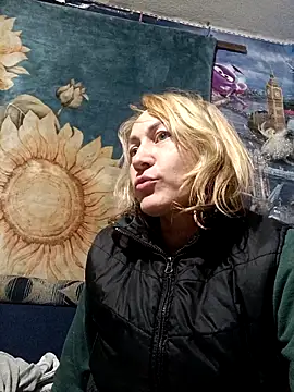 wLESLYMOSw online show from 11/23/25, 06:51