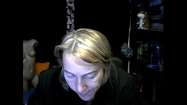 wLESLYMOSw online show from 10/31/25, 05:09