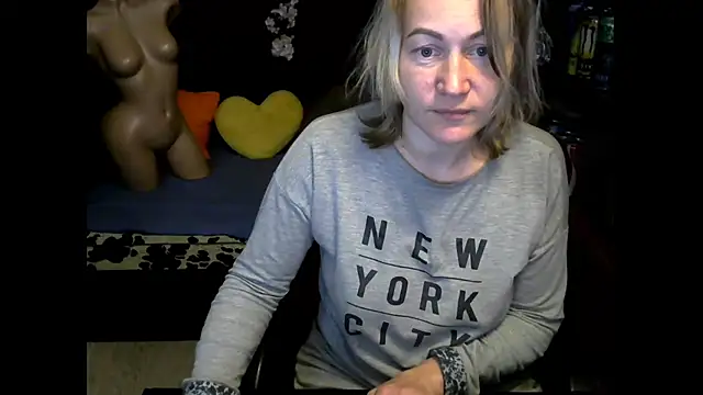 wLESLYMOSw online show from 10/28/25, 05:12