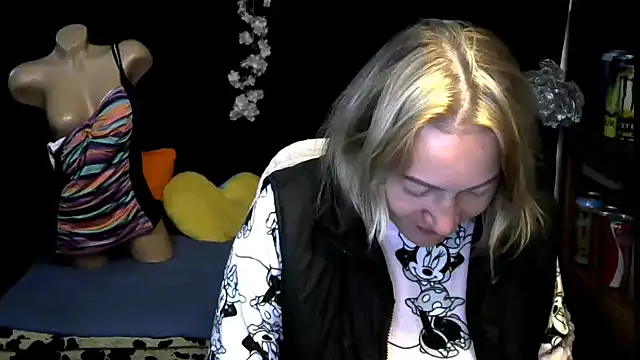 wLESLYMOSw online show from 11/03/25, 07:24