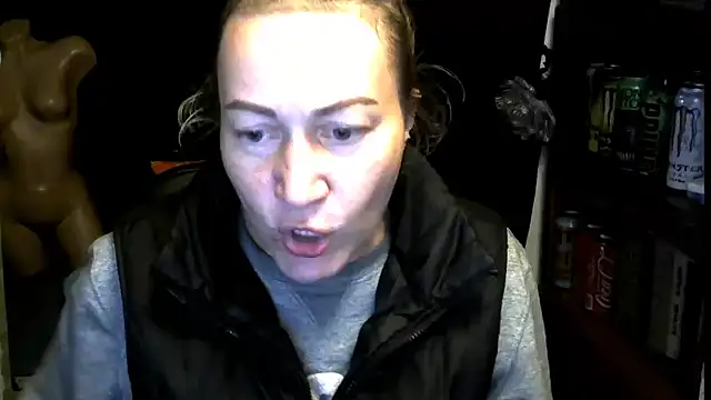 wLESLYMOSw online show from 11/18/25, 10:07