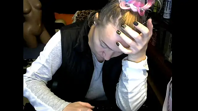 wLESLYMOSw online show from 12/02/25, 09:00