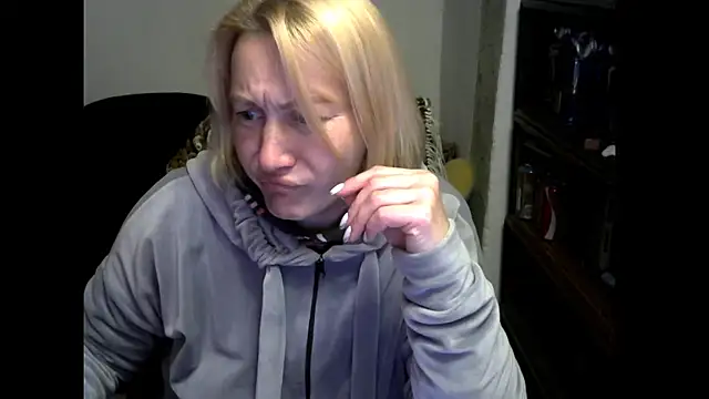 wLESLYMOSw online show from 04/22/26, 05:53