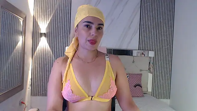Snapshot of ashley__tylor chatting on 06/21/26, 06:36 ashley tylor online show from 06/21/26, 06:36