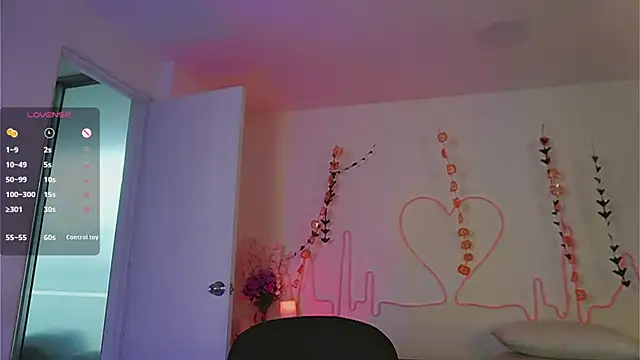 Snapshot of EmmaSanzz_ chatting on 10/11/25, 11:44 EmmaSanzz online show from 10/11/25, 11:44