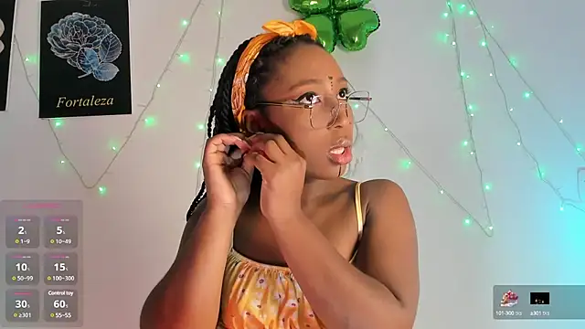 Snapshot of EmmaSanzz_ chatting on 03/11/25, 11:44 EmmaSanzz online show from 03/11/25, 11:44