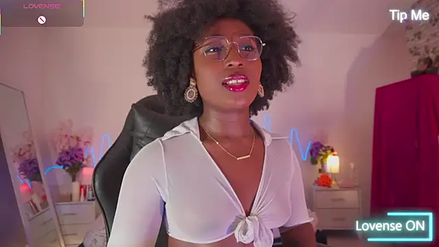 Snapshot of EmmaSanzz_ chatting on 11/10/25, 11:37 EmmaSanzz online show from 11/10/25, 11:37