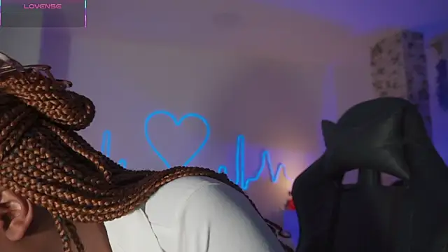 Snapshot of EmmaSanzz_ chatting on 11/24/25, 11:32 EmmaSanzz online show from 11/24/25, 11:32