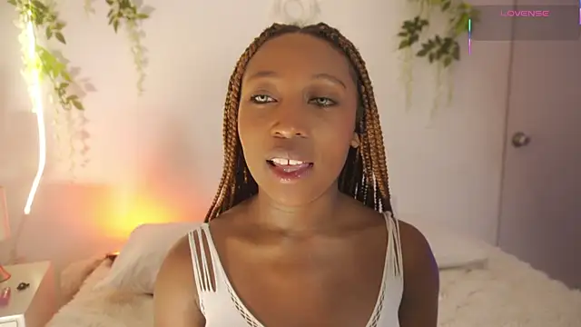 Snapshot of EmmaSanzz_ chatting on 12/15/25, 11:27 EmmaSanzz online show from 12/15/25, 11:27