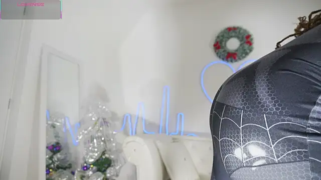 Snapshot of EmmaSanzz_ chatting on 11/30/25, 11:44 EmmaSanzz online show from 11/30/25, 11:44